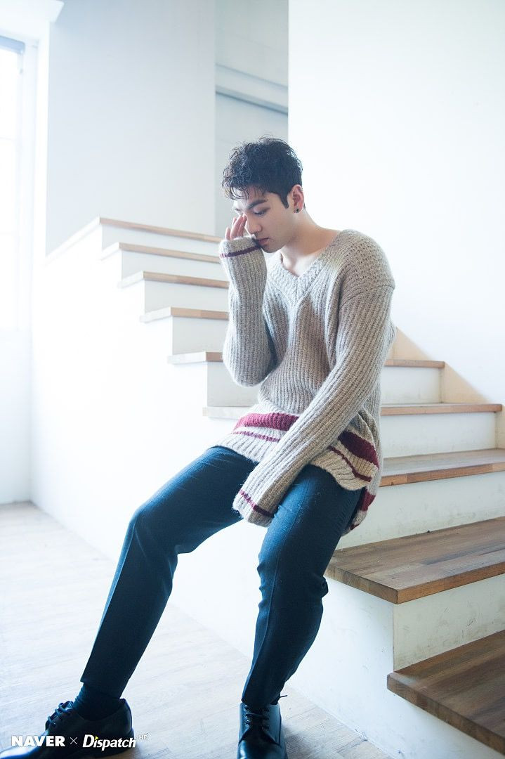 Baekho (NU’EST) cũng thuộc hội nam idol có bờ vai ấn tượng hơn người khác.