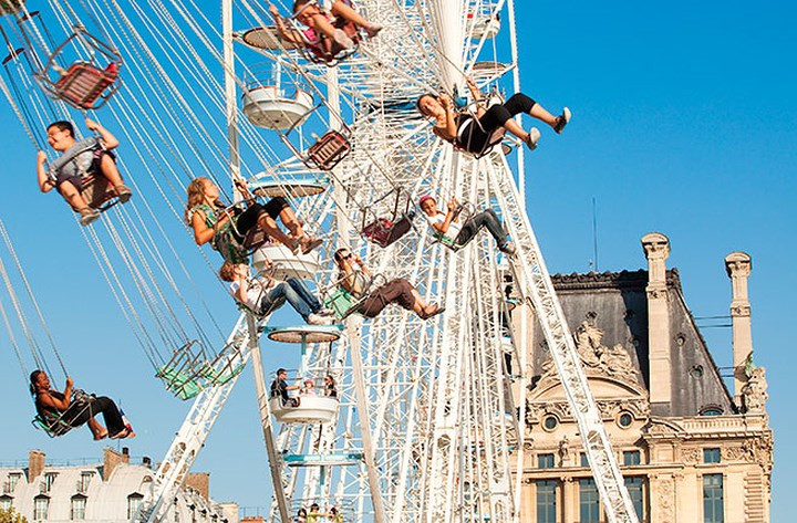 Bánh xe khổng lồ ngoài trời ở công viên Tuileries được thiết kế với 80 dây đu.