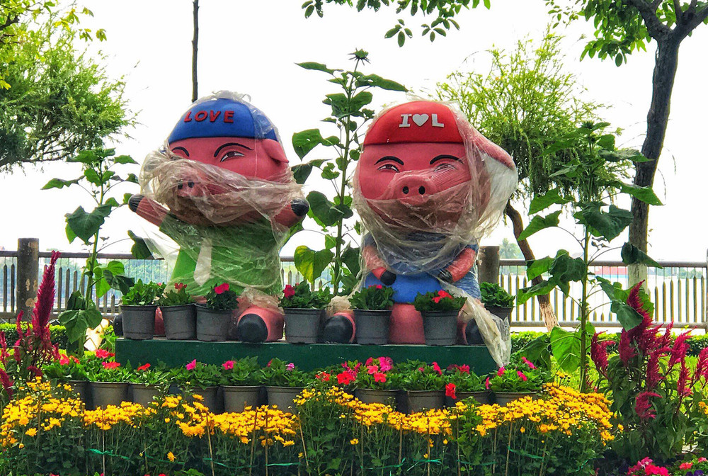 "Hừm, mấy cái áo mưa này làm ta mất phong độ quá, xê ra nào!!"