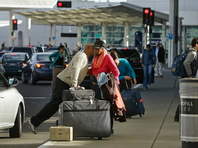 Các nhà ga đón khách ở sân bay hiện nay có thiết kế cầu kỳ, phức tạp hơn với nhiều làn giao thông. Ảnh nụ hôn tạm biệt của một cặp đôi ở sân bay quốc tế Oakland, California, Mỹ.