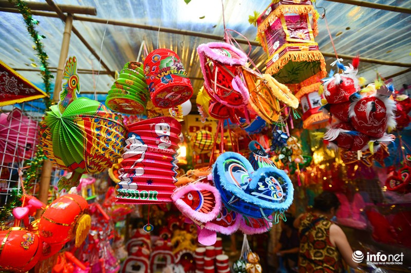 Trong nhiều năm trở lại đây, mặt hàng đồ chơi Trung thu truyền thống đã được người dân đón nhận nhiều hơn. Số lượng vì thế cũng áp đảo hơn hẳn so với những đồ chơi nhựa của Trung Quốc.