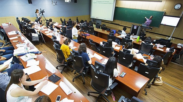 Tất cả cơ sở vật chất trong lớp học đều dược trang bị hiện đại và đầy đủ tiện ích, cho sinh viên trải nghiệm học tập tốt nhất.