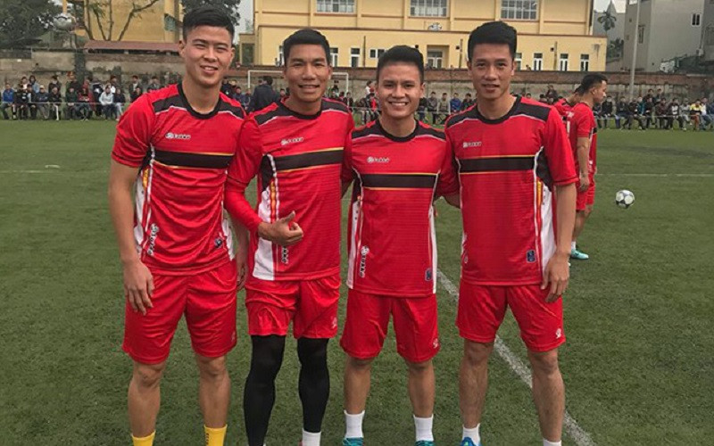 Bộ ba cầu thủ Đông Anh đã từng quyên góp 500 triệu đồng xây nhà tình nghĩa tại quê hương. Bộ ba cầu thủ Đông Anh đã từng quyên góp 500 triệu đồng xây nhà tình nghĩa tại quê hương.
