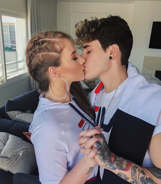 Một thông tin có thể là đáng tiếc với nhiều cô gái là Alex Mapeli đã có bạn gái lại còn rất mặn nồng.