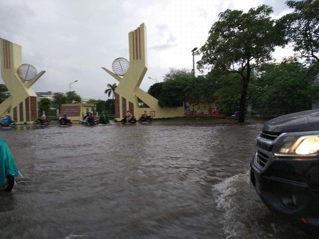 Khu vực cổng Công viên Cầu Giấy.