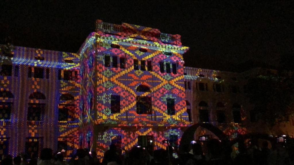 Hoạt động trình diễn ngoài trời tuyệt đẹp này tạo nên sự thích thú cho người tham quan.