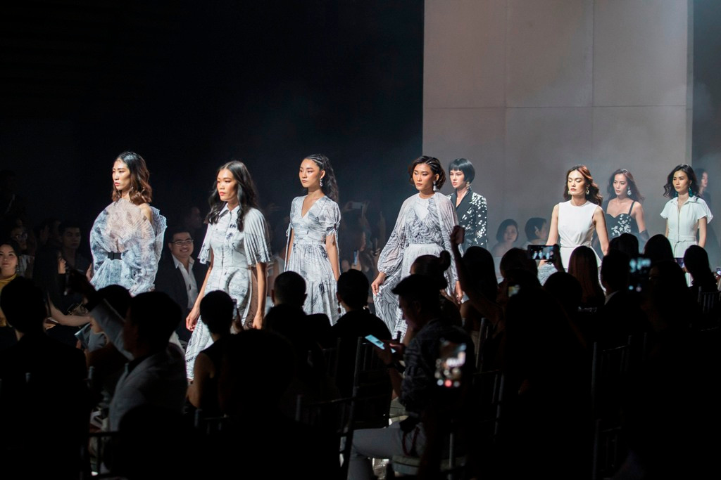 Họ bước đi trên âm nhạc điện tử electronic dance phối cùng nhạc cụ đặc trưng của dân tộc thiểu số như chuông, trống, kèn thổi và bộ gõ. Âm thanh có lúc chậm nhịp lan toả, có lúc lại dồn dập réo rắt.