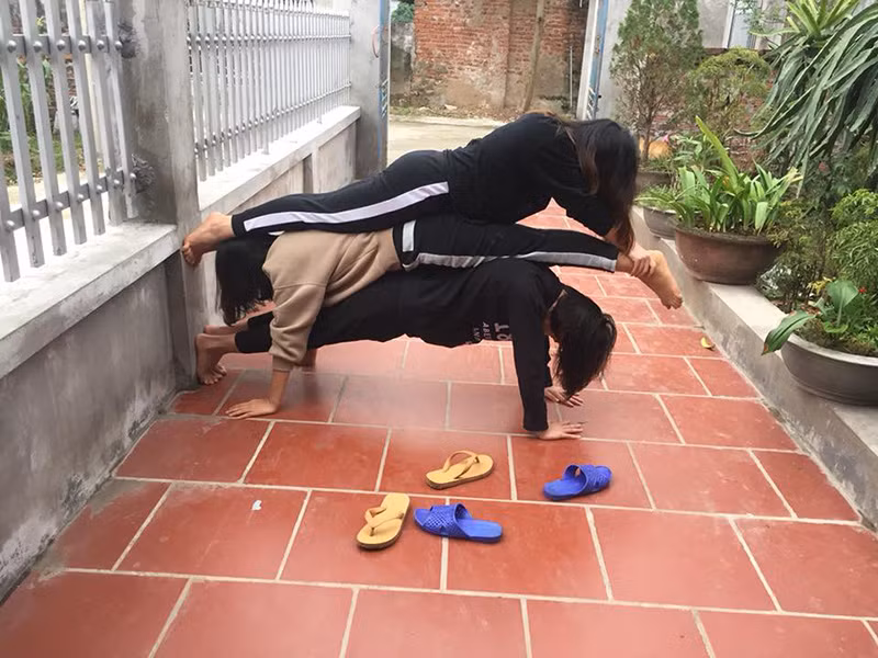Trào lưu chồng người gây sốt hồi năm ngoái. (Ảnh: Vũ HuyềnTrang)