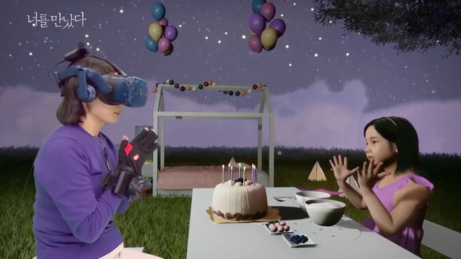 Nhóm phát triển đã dùng công nghệ theo dõi chuyển động, kết hợp cùng các hình ảnh thật của bé gái cũng như công viên nơi hai mẹ con từng đến chơi để cho hai mẹ con gặp nhau, tổ chức một buổi tiệc sinh nhật. Ảnh: MBC.
