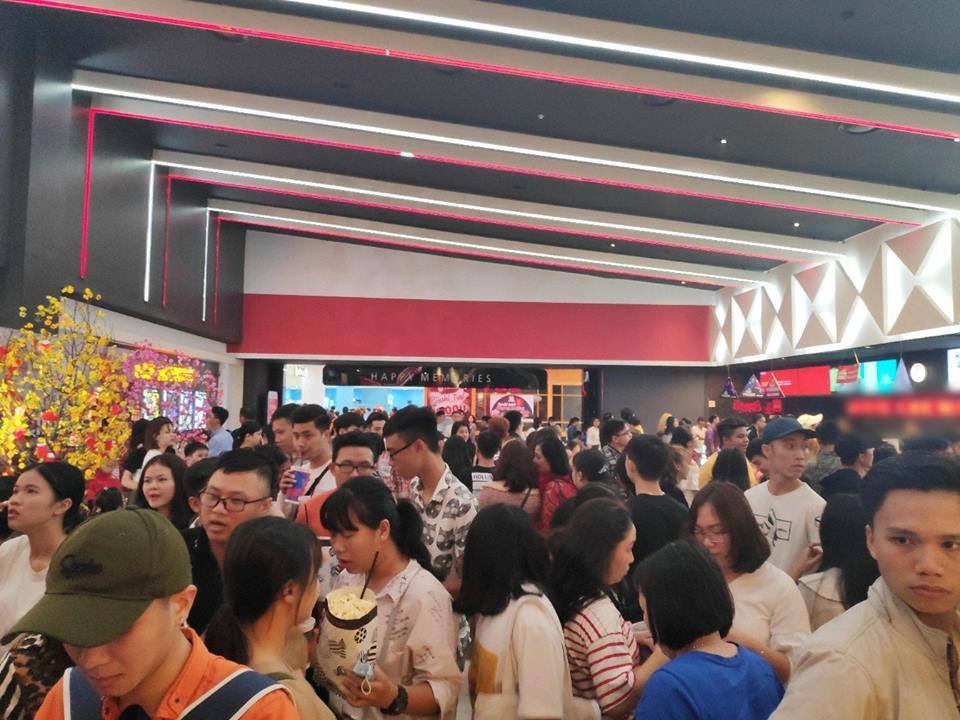 Cảnh tượng đông khủng khiếp của dòng người đi xem phim. (Ảnh: Người Đồng Nai)
