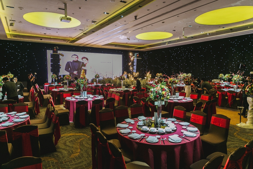 Vì hôn phu là người Ấn nên buổi tiệc được trang hoàng màu sắc nhưng không quá sặc sỡ.