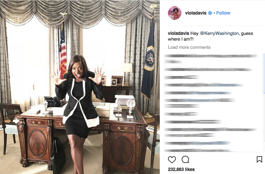 Oliva đã trêu người bạn đồng nghiệp của mình khi xuất hiện trong cảnh quen thuộc của phim Scandal.