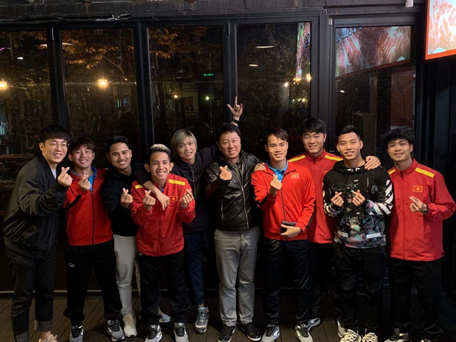 Nhóm cầu thủ HAGL tranh thủ đến bệnh viện để thăm hậu vệ Văn Thanh và tiền vệ Tuấn Anh.