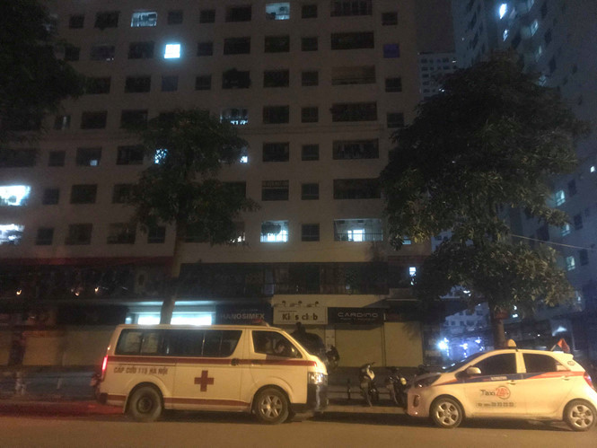 Khoảng 0 giờ 15 rạng sáng 19.10, xe cứu thương lặng lẽ đến cùng nhiều nhân viên y tế. ẢNH: TRẦN CƯỜNG.