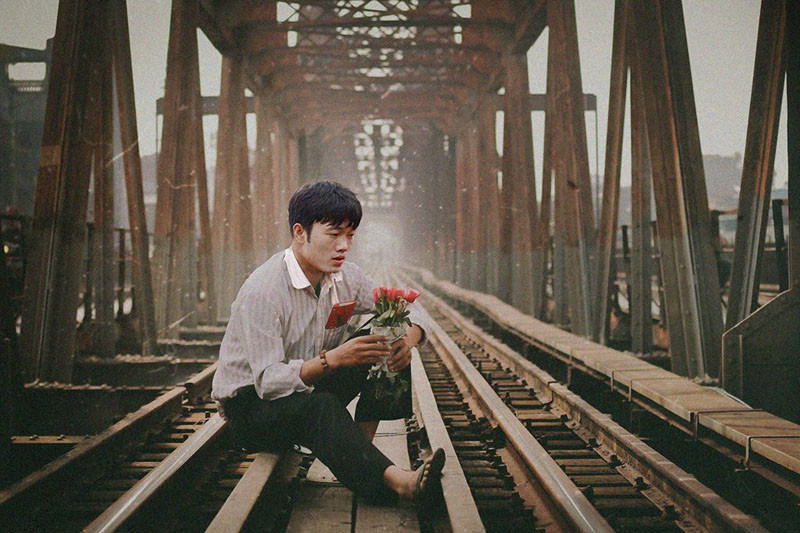 ... còn Xuân Trường lại đang đắn đo vì tấm thiệp hồng trên tay.