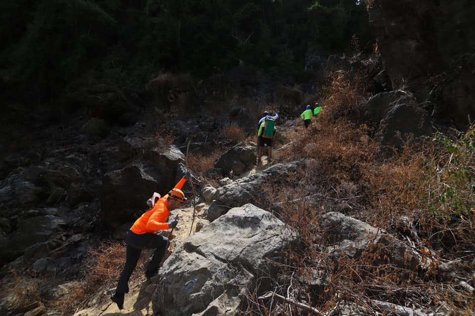YouTuber người Đức Emrah Tekin (áo cam) đang trèo lên một dốc đá trên chặng đường đi đến hang Hung Ton