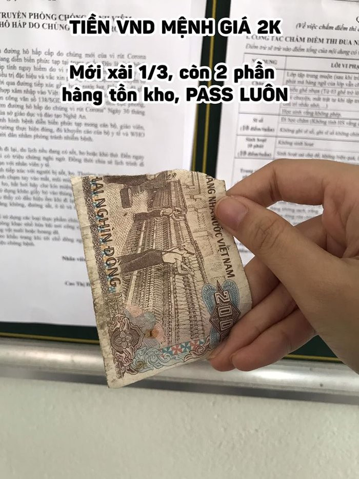 Tờ tiền vô tình bị rách cũng trở thành món hàng thanh lý của các cô cậu học trò.