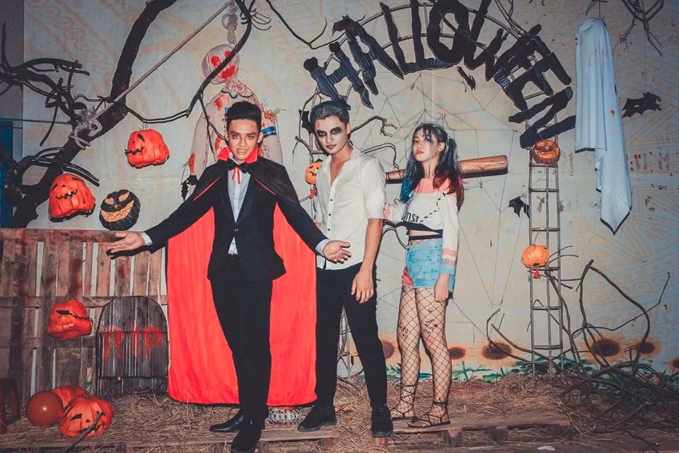 Đây là khi trai xinh gái đẹp hóa trang mùa Halloween, ngoại hình đáng sợ đến đâu thì vẫn khiến dân tình rung rinh, trật nhịp vậy đó!