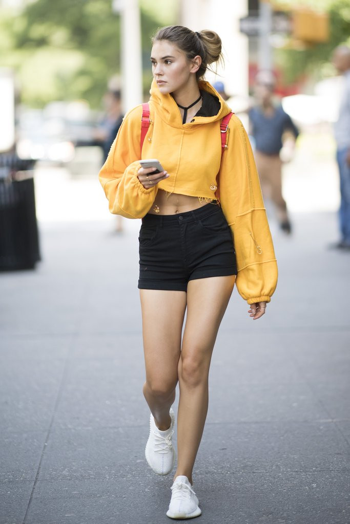 Hoodie crop-top với phần tay bồng cách tân có đính thêm khuyên sành điệu.