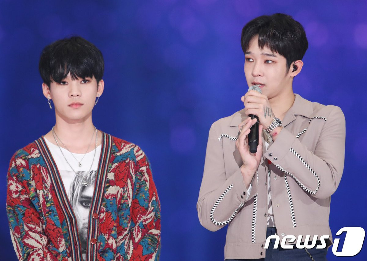 Nam Dong Hyun (áo đỏ, bên trái) từng tham gia nhiều sự kiện âm nhạc cùng anh trai.
