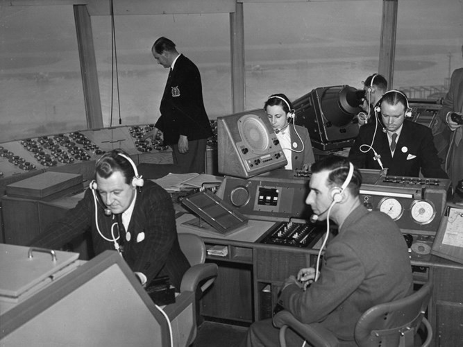 Hình ảnh đằng sau các chuyến bay. Các thiết bị trong đài kiểm soát không lưu ở sân bay Heathrow, London những năm 1950 trông dường như khá thô sơ.