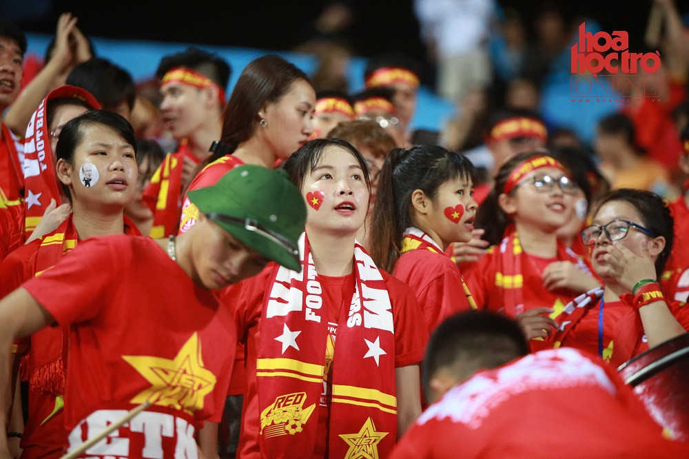 Trên sân nhà Mỹ Đình, người hâm mộ trong sắc áo đỏ hồi hộp dõi theo từng diễn biến của trận đấu.