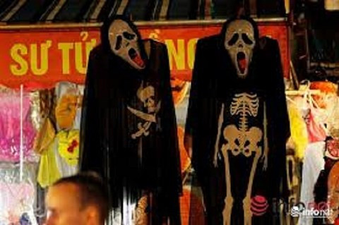 Người phương Đông coi lễ Halloween là một ngày để tưởng nhớ người đã khuất, người phương Tây lại coi đây là một dịp lễ hội để vui chơi.