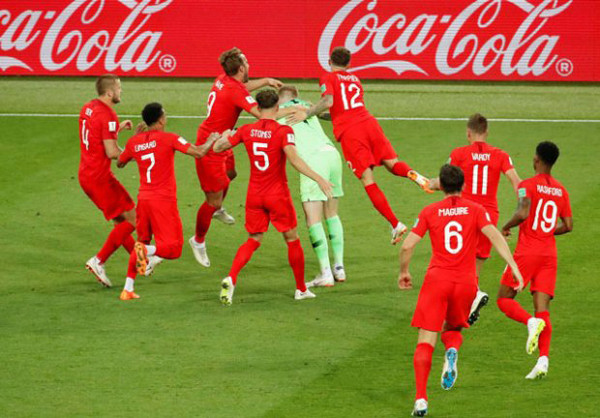 Các tuyển thủ Anh vỡ òa sau cú đá của Eric Dier. Ảnh: Getty.