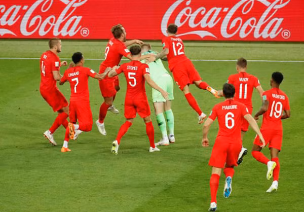 Các tuyển thủ Anh vỡ òa sau cú đá của Eric Dier. Ảnh: Getty.