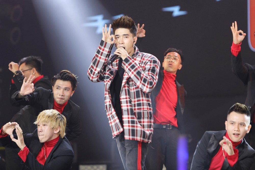 Ca sĩ Chi Dân lần đầu tiên mang bản remix “1 2 3 4” lên sân khấu