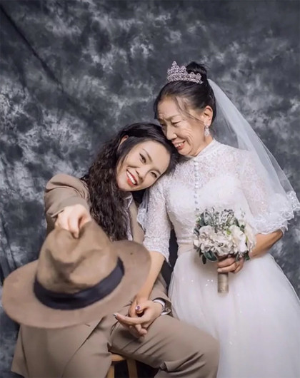 Ngay sau khi được đăng tải, bộ ảnh cưới của hai mẹ con đã thu hút được rất nhiều sự chú ý của cư dân mạng.