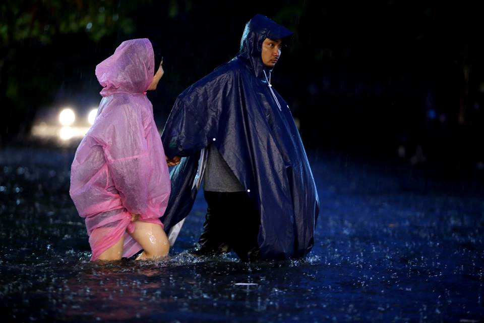 Đường Quốc Hương (Q.2) ngập sâu, một số người phải lội bộ. Ảnh: Ngọc Dương.