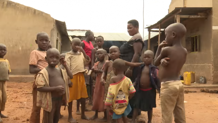 chị Mariam đã trải qua 6 lần sinh đôi, 4 lần sinh ba, 3 lần sinh tư và 8 lần sinh một.