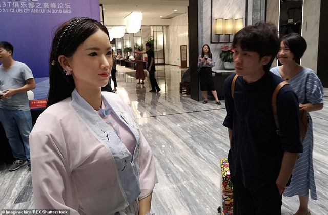 Thực khách tỏ ra rất thích thú với lễ tân robot.