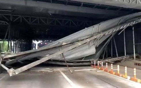 Sự cố sập mái hầm sông Sài Gòn lực lượng chức năng phong tỏa hầm.