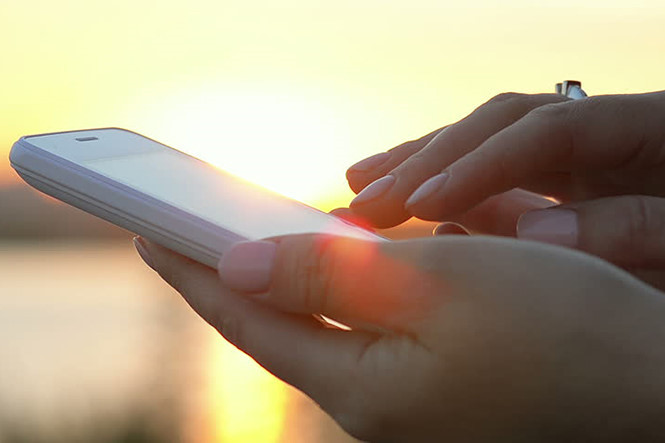 Sử dụng smartphone dưới ánh năng mặt trời sẽ khiến điện thoại mau nóng lên.