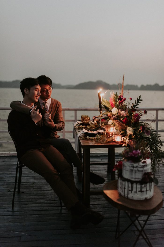 Đôi uyên ương thưởng thức bữa ăn dưới ánh nến lung linh trên vịnh Hạ Long.