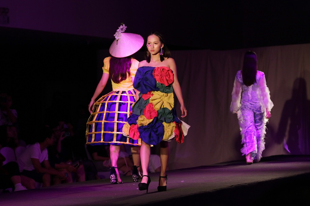 Những bước đi trên sàn catwalk của các bạn mẫu dù nghiệp dư nhưng cũng rất tự tin và đầy thần thái luôn nhé!