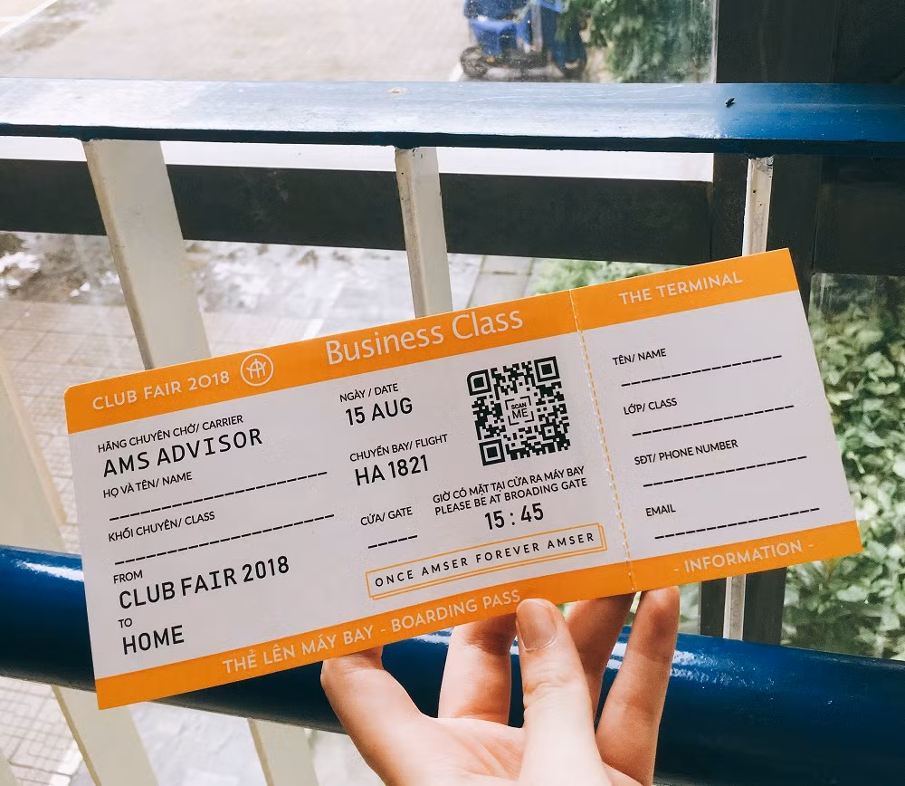 "Vé thông hành" được BTC tặng cho các bạn học sinh khối 10 khoá 18-21 như một món quà kỉ niệm.