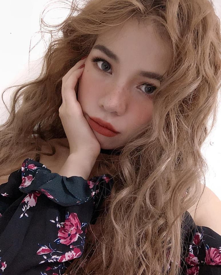 Không hẹn mà gặp, các người đẹp Việt thi nhau "lăng xê" cho màu son đỏ ảnh 3 Không hẹn mà gặp, các người đẹp Việt thi nhau "lăng xê" cho màu son đỏ ảnh 3