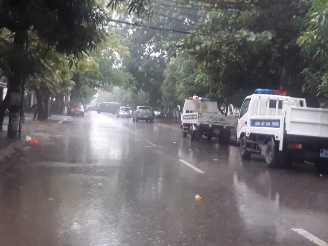 Trời bất ngờ đổ mưa lớn.