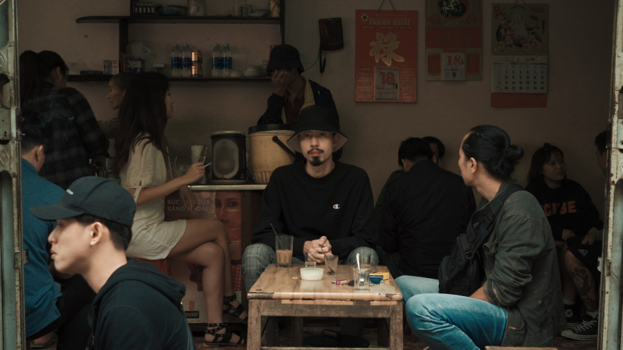 Giống như nhiều tác phẩm khác của Đen, sự ngẫu hứng làm nên rất nhiều điều đặc biệt và anh muốn chia sẻ những khoảnh khắc ấy với người hâm mộ của mình trong MV lần này.