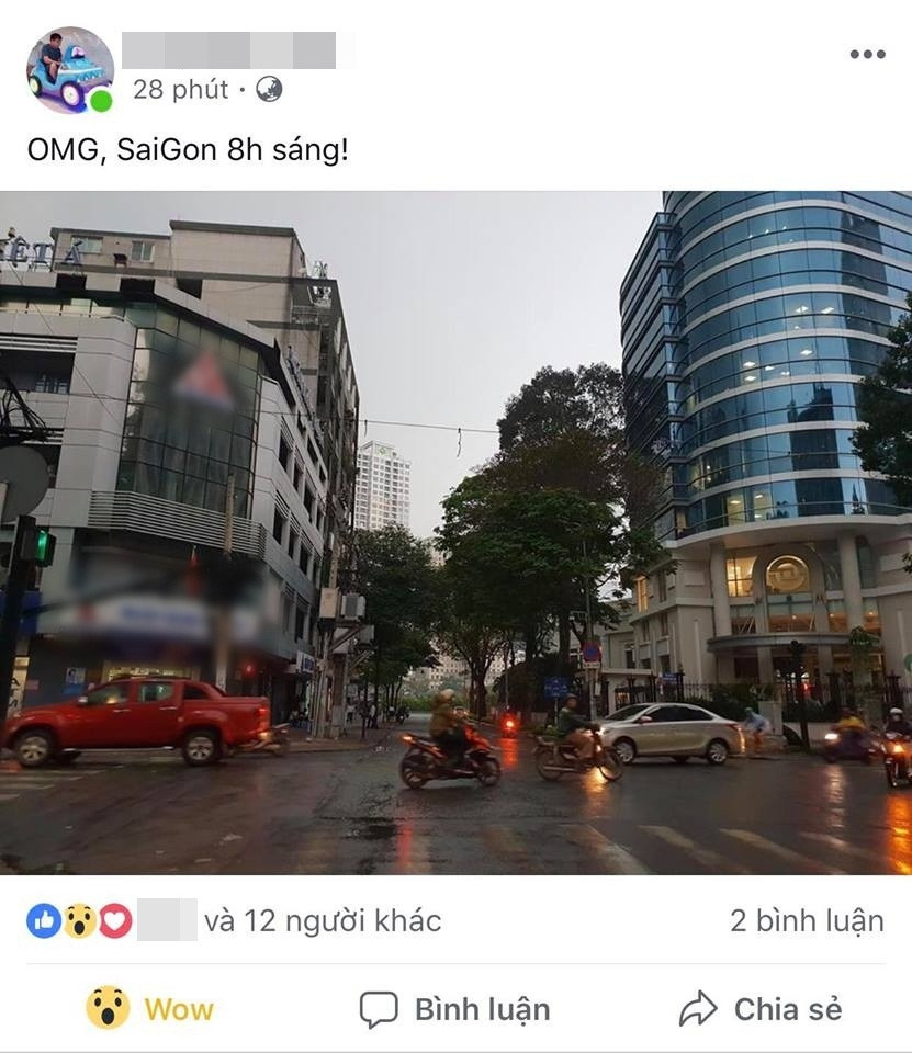 Trời Sài Gòn lúc 8 giờ sáng vẫn tối sầm, người dân vẫn phải bật đèn xe để di chuyển. Trời Sài Gòn lúc 8 giờ sáng vẫn tối sầm, người dân vẫn phải bật đèn xe để di chuyển.