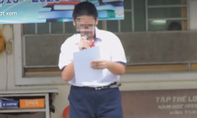 Em N.H.M.Q đọc kiểm điểm và xin lỗi trước toàn trường. Ảnh cắt ra từ clip. Em N.H.M.Q đọc kiểm điểm và xin lỗi trước toàn trường. Ảnh cắt ra từ clip.
