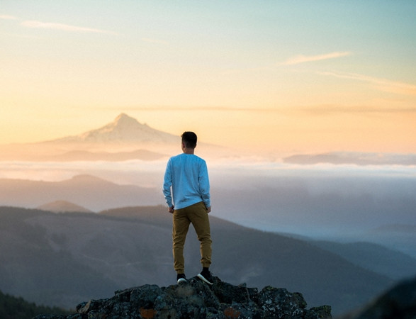 Trèo lên núi thì rất mệt, nhưng ở trên đỉnh núi, tầm nhìn của bạn sẽ dài rộng hơn.