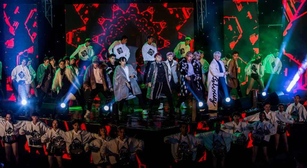 Mở đầu đêm liveshow, Zero9 biểu diễn hai bài hát POM - WHY.