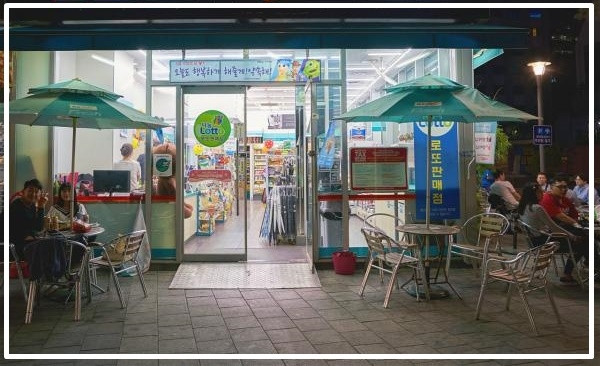 Đa số cửa hàng tiện lợi tại Hàn Quốc đều có khu vực bàn ghế để khách nghỉ chân và ăn uống.