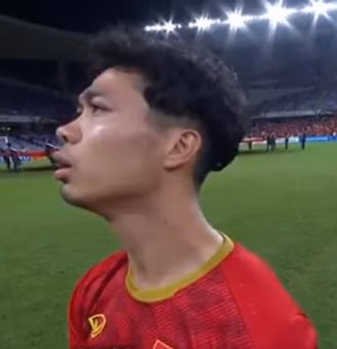Khoảnh khắc Công Phượng say sưa hát Quốc ca khiến nhiều người phì cười.