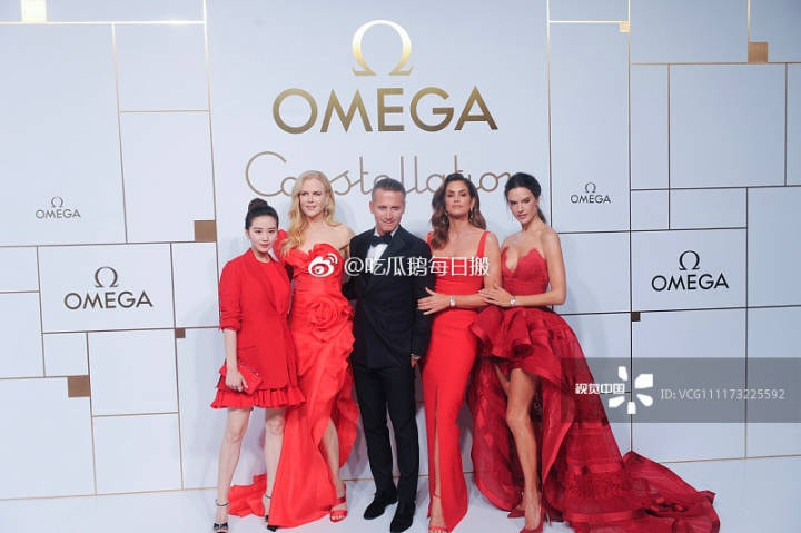 Lưu Thi Thi lộ vòng 2 lớn trong tấm hình chụp chung với các người mẫu.