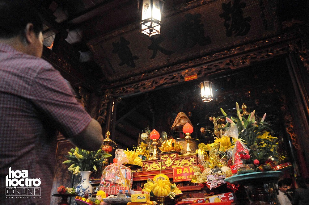 Tất cả các gian thờ trong đề đều được dâng đầy đủ lễ vật thể hiện lòng thành kính của người dân với thần đền cũng như với tín ngưỡng truyền thống.